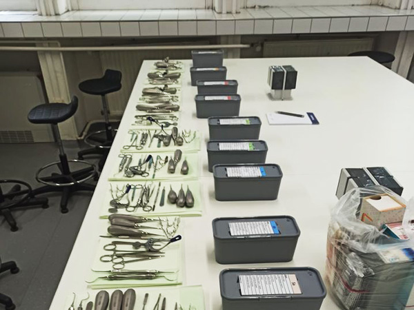 Připravené sady nástrojů pro workshop Stomatologie malých savců.